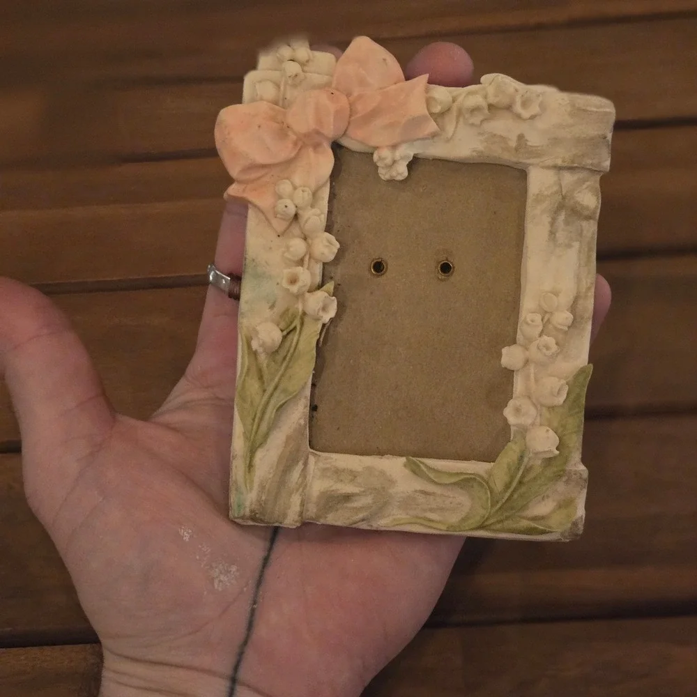 VTG Floral Picture Frame Unbranded Mini Lily Of The Valley‎ Pink Bow Resin Art